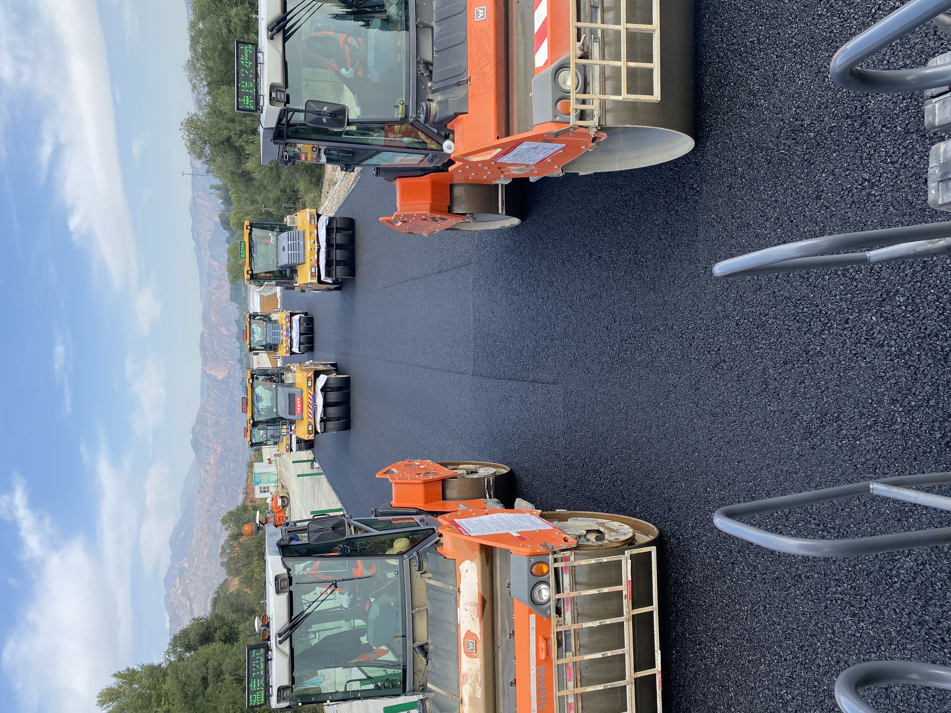 臨大項(xiàng)目路面鋪筑1 (2).jpg 臨大項(xiàng)目路面鋪筑1 (2).jpg